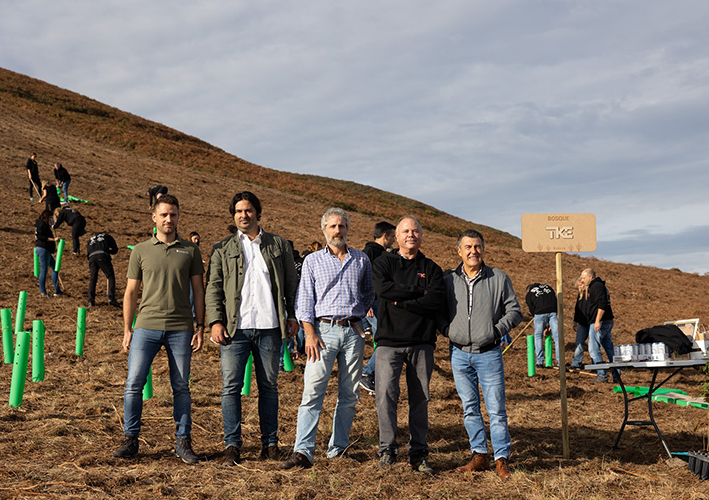 foto noticia TK Elevator realiza una nueva plantación de 300 árboles en la Playa de Torimbia en Llanes.